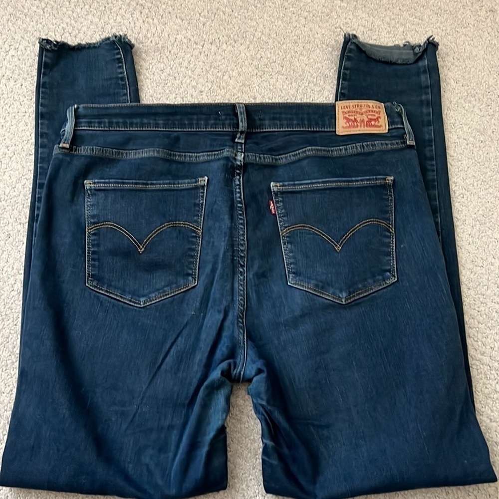 Levi’s 720 High Rise Super Skinny stretchy raw hem 5 pocket jeans Sz 32